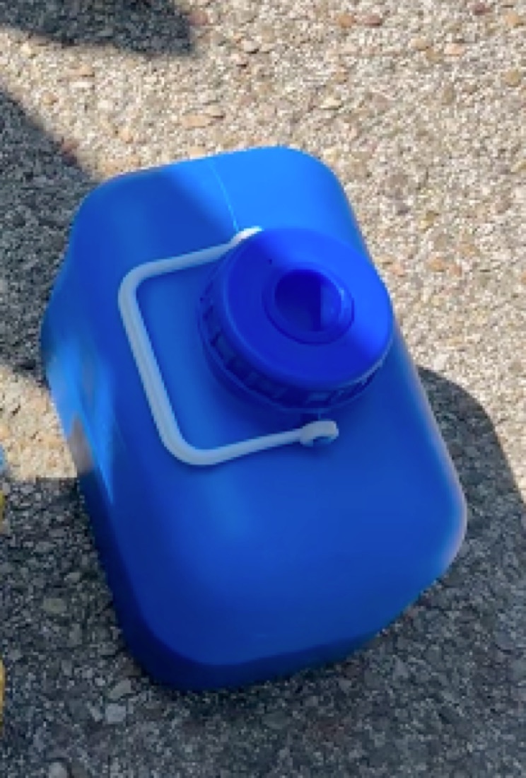Vaciar garrafa azul