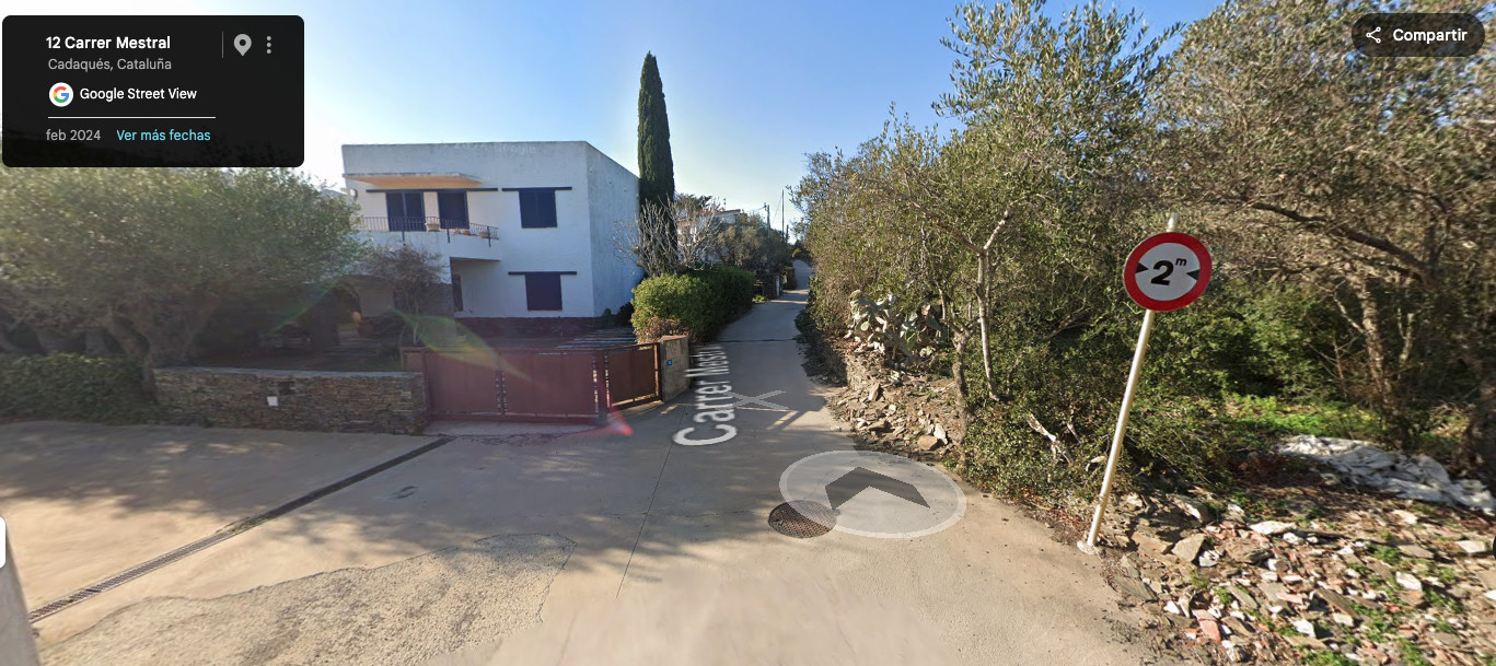 Límite de anchura de 2 m a la entrada del camino (Street View)